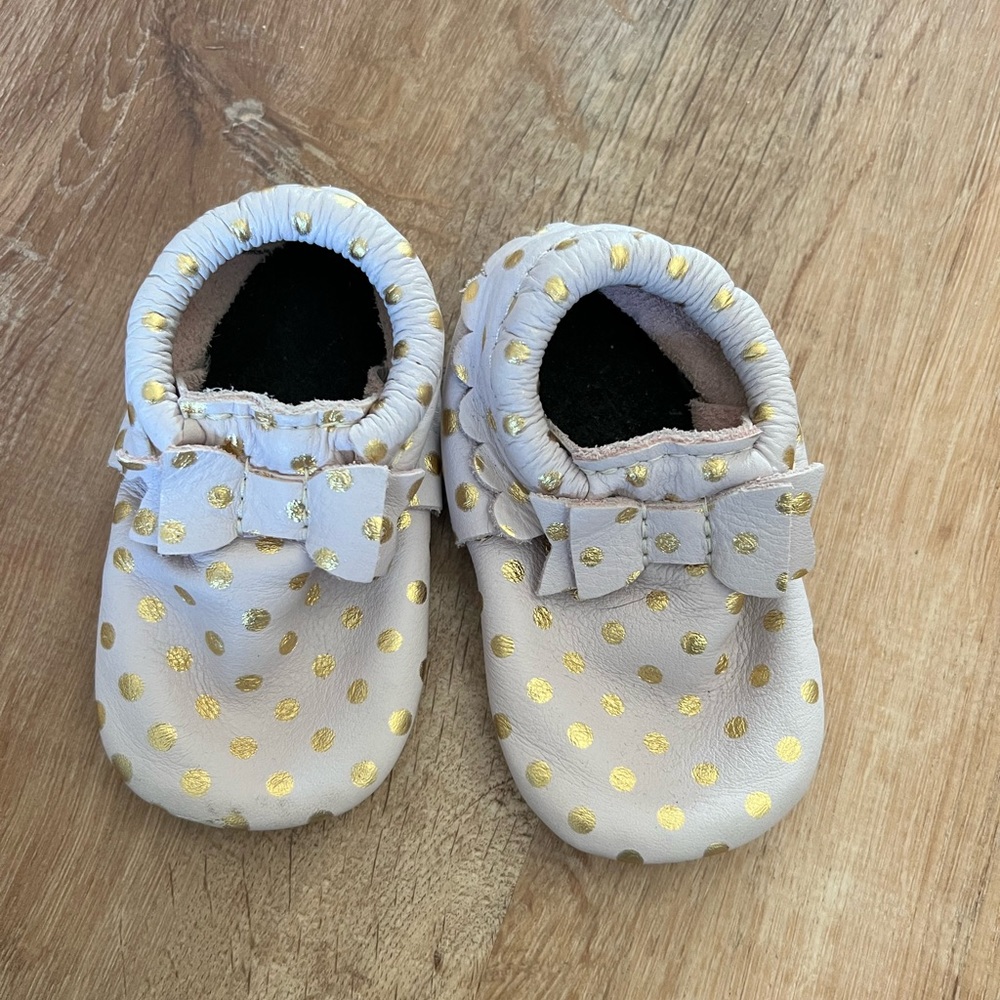 Freshly Picked moccasins, size 4 in a blush pink and gold polka dots